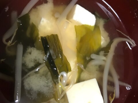 もやしとわかめと豆腐の味噌汁